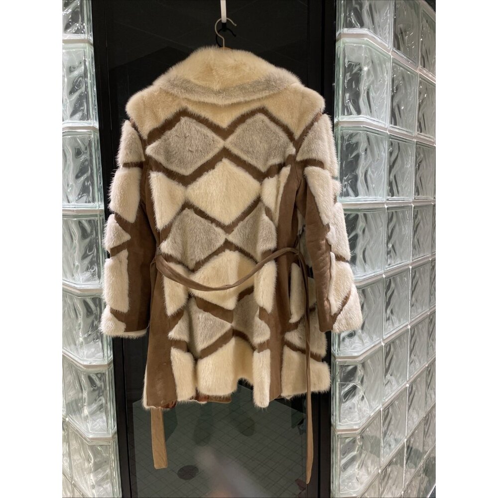 Luxurious Fur-Trimmed Coat - Picture 12 of 12